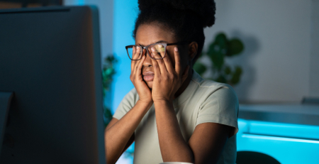 Estudo indica que passar mais uma hora por dia em frente ao ecrã está associado a um risco 21 % maior de miopia