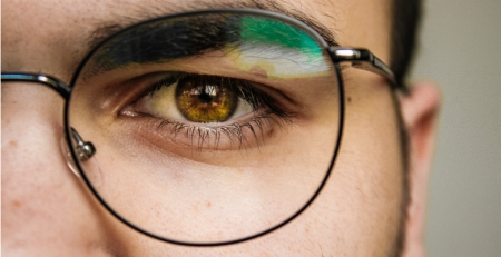 Estudo avalia eficácia de tratamentos farmacológicos e óticos na redução da progressão da miopia