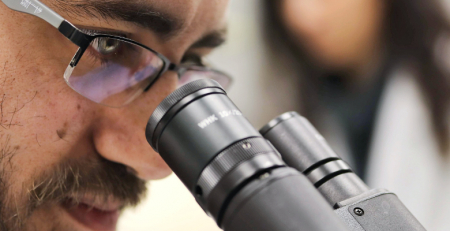 Hospital de Santarém recebe novo microscópio oftalmológico cirúrgico